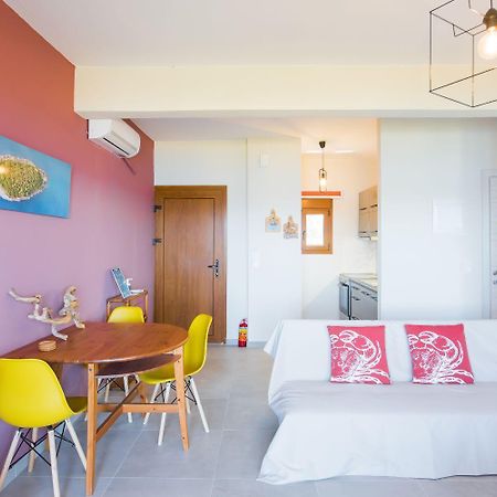 Nereus & Oceanus Beachfront Apartments, Lagonisi Beach #Feelslikehome オルモス・パナギアス エクステリア 写真