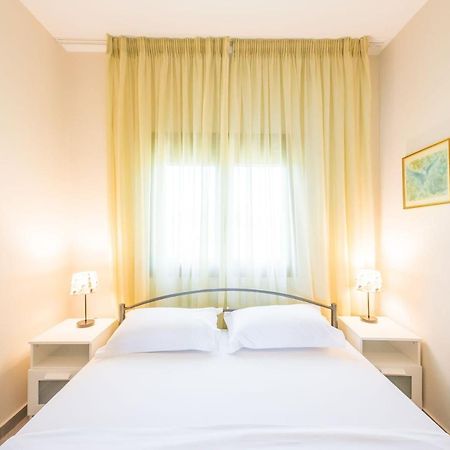 Nereus & Oceanus Beachfront Apartments, Lagonisi Beach #Feelslikehome オルモス・パナギアス エクステリア 写真