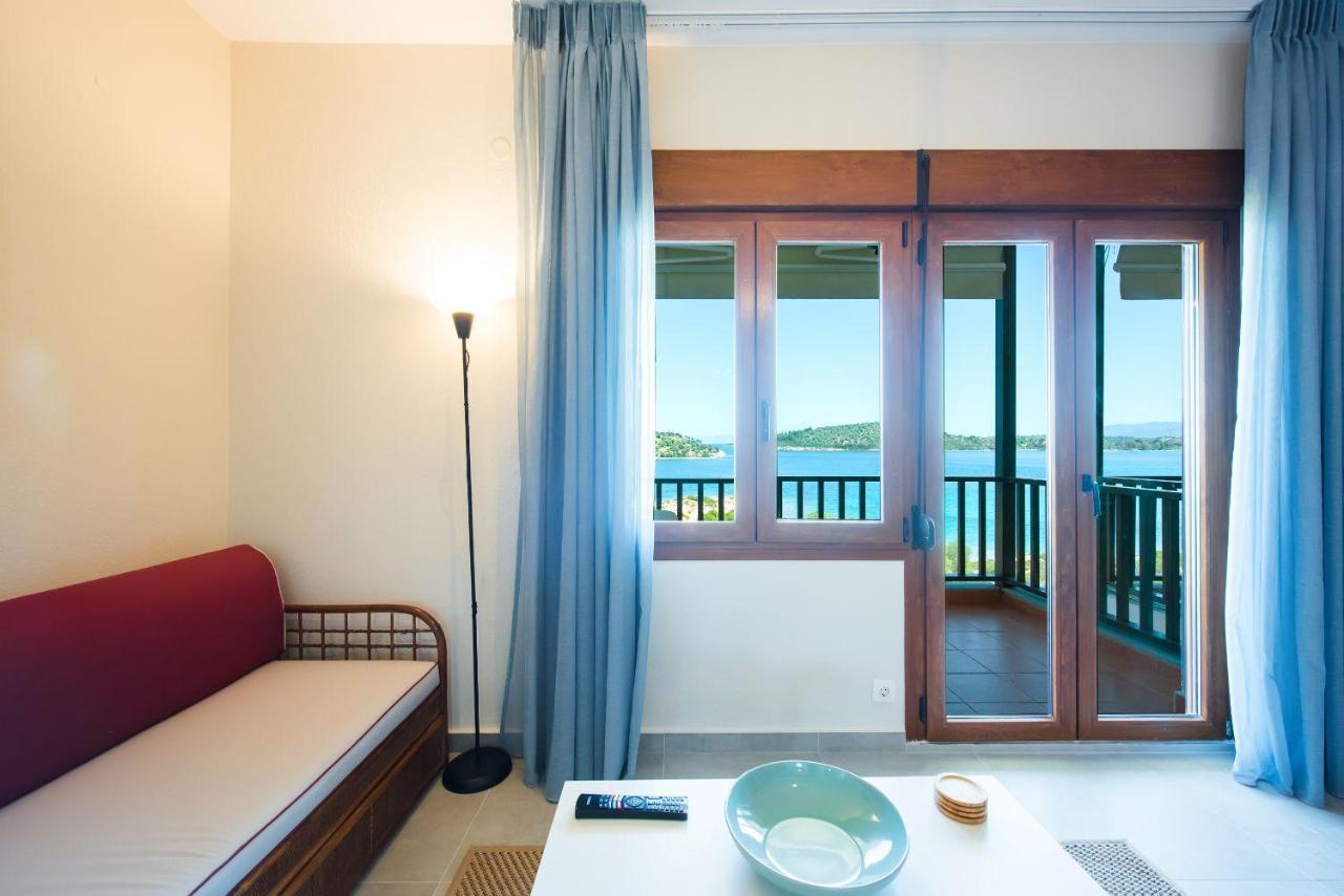Nereus & Oceanus Beachfront Apartments, Lagonisi Beach #Feelslikehome オルモス・パナギアス エクステリア 写真