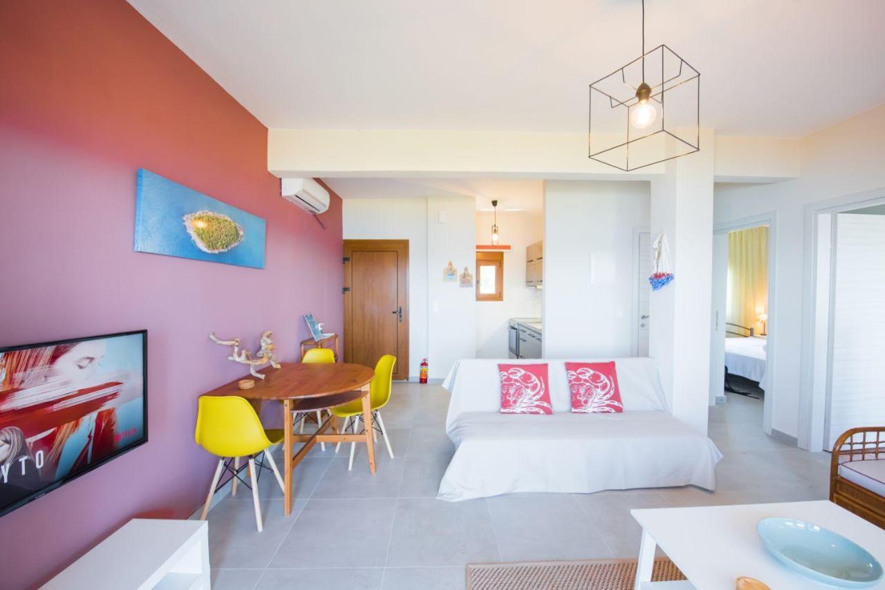 Nereus & Oceanus Beachfront Apartments, Lagonisi Beach #Feelslikehome オルモス・パナギアス エクステリア 写真