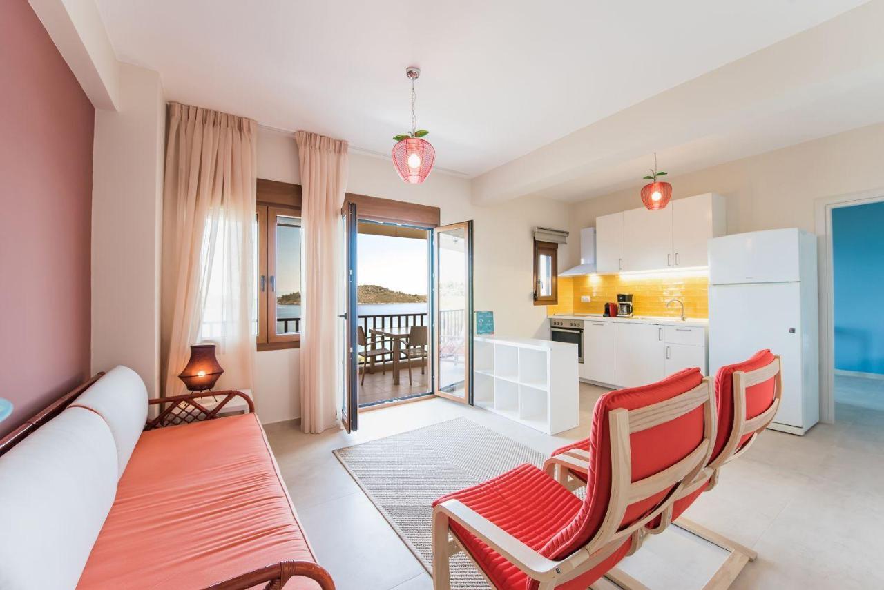 Nereus & Oceanus Beachfront Apartments, Lagonisi Beach #Feelslikehome オルモス・パナギアス エクステリア 写真