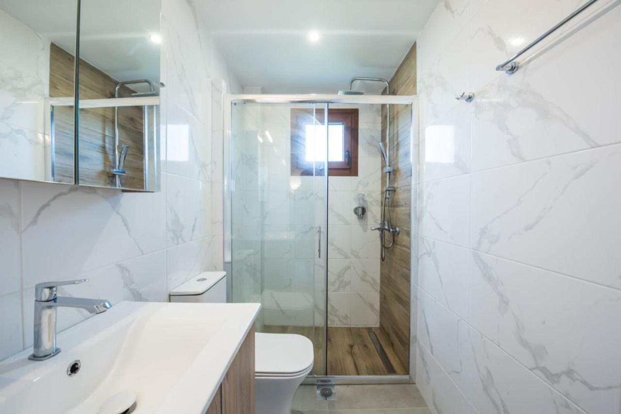 Nereus & Oceanus Beachfront Apartments, Lagonisi Beach #Feelslikehome オルモス・パナギアス エクステリア 写真