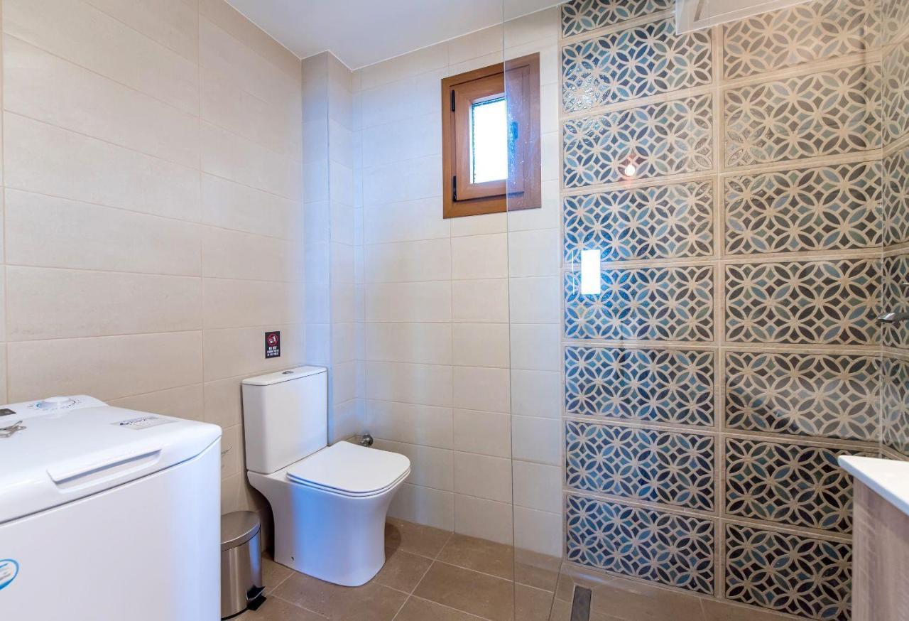 Nereus & Oceanus Beachfront Apartments, Lagonisi Beach #Feelslikehome オルモス・パナギアス エクステリア 写真