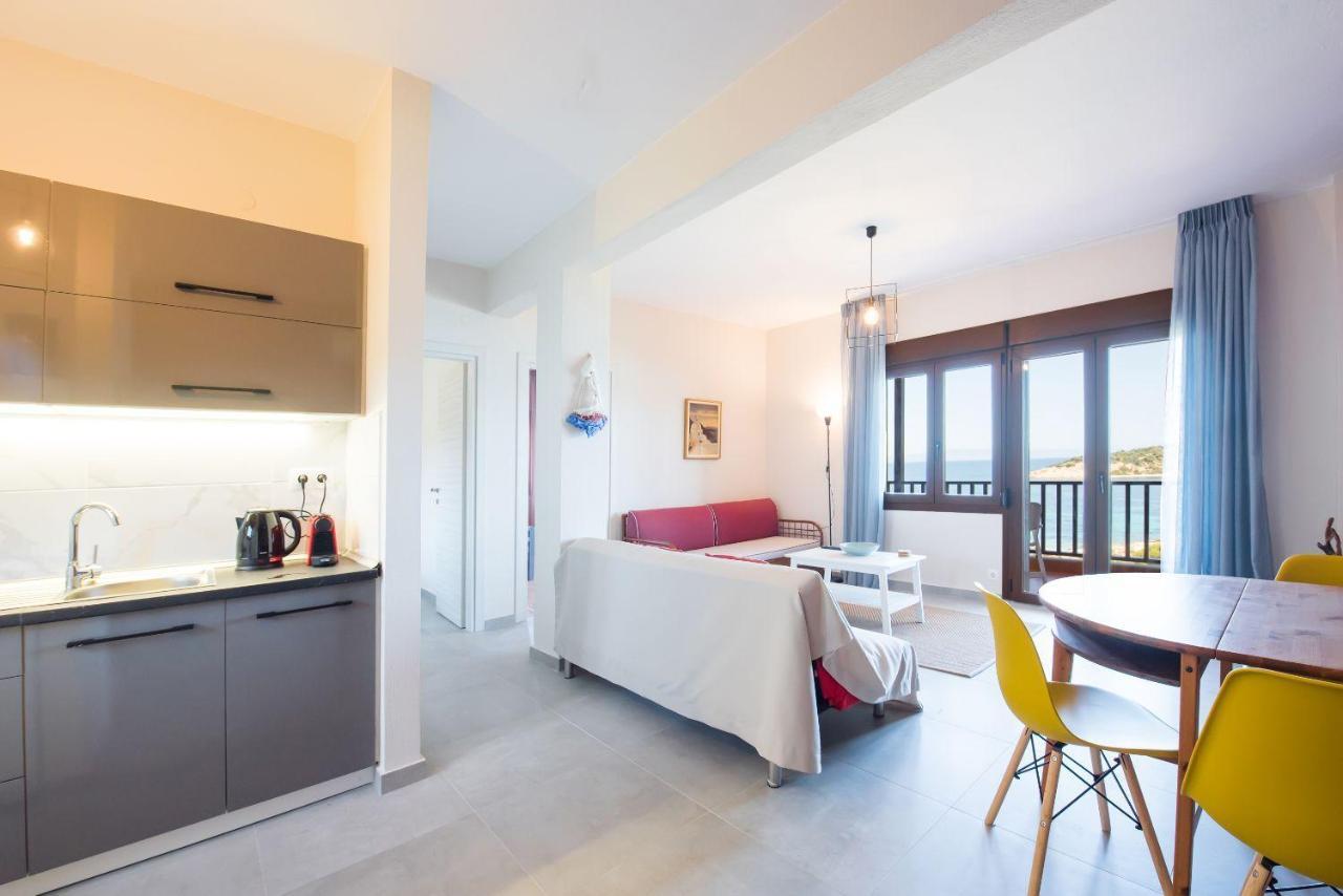 Nereus & Oceanus Beachfront Apartments, Lagonisi Beach #Feelslikehome オルモス・パナギアス エクステリア 写真