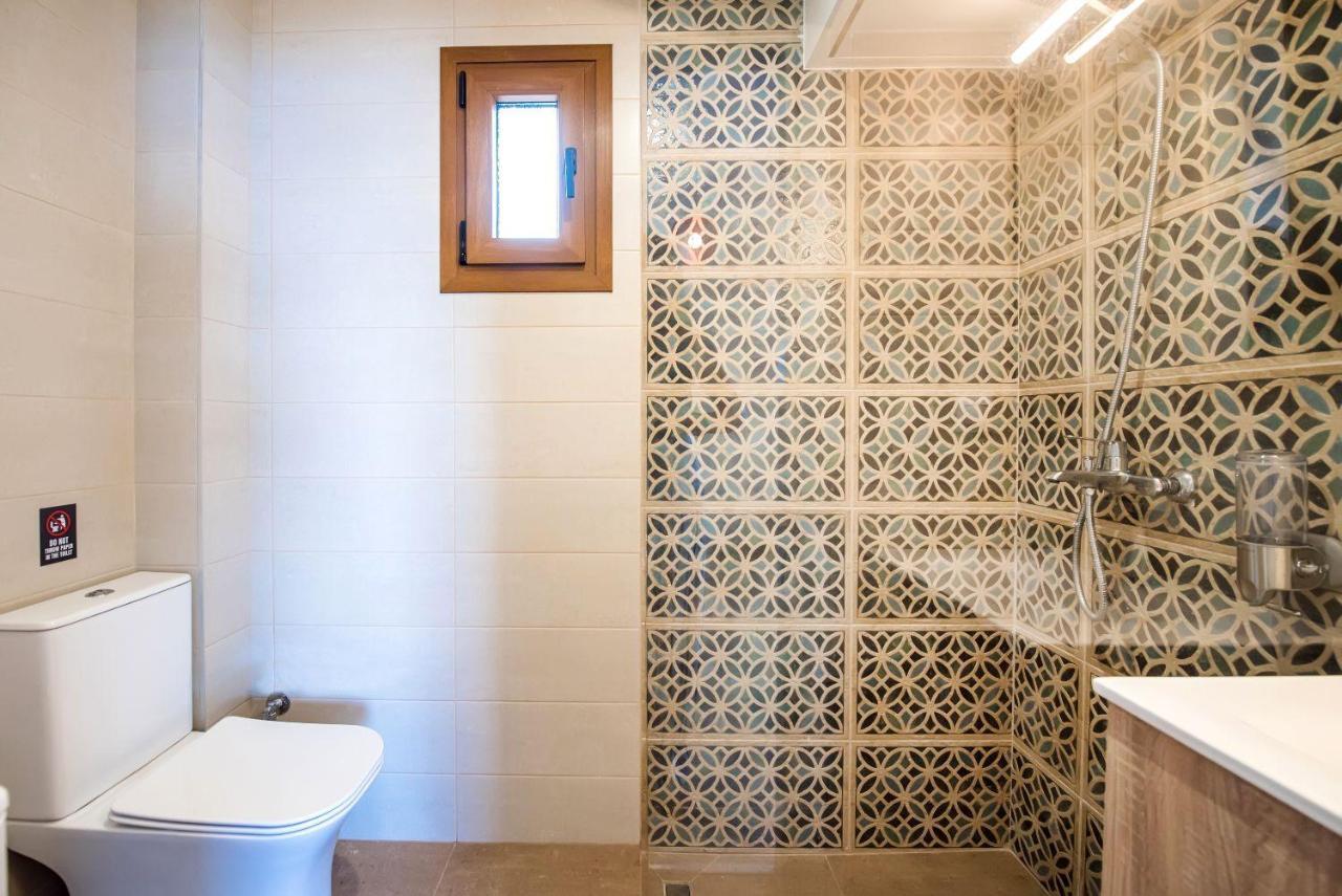 Nereus & Oceanus Beachfront Apartments, Lagonisi Beach #Feelslikehome オルモス・パナギアス エクステリア 写真